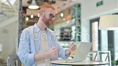 红发男子在咖啡厅手提电脑<strong>遗失</strong>